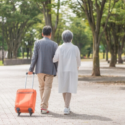 お墓の跡継ぎがいないことを案じるご夫婦